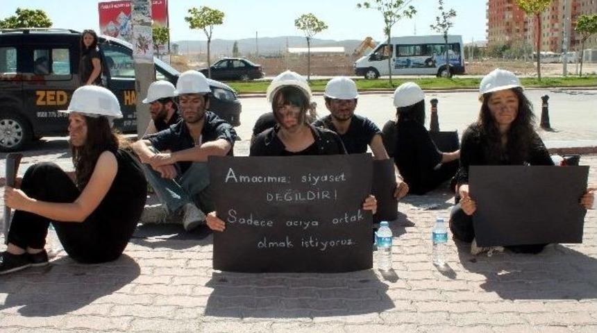 Konya&rsquo;da &Uuml;niversite &Ouml;ğrencileri Soma&rsquo;nın Yasını Tutuyor