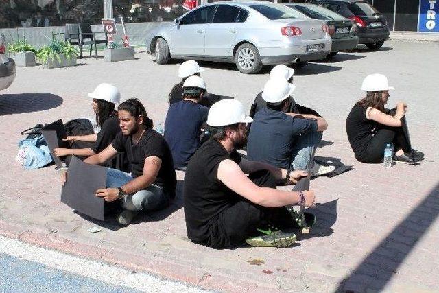 Konya’da Üniversite Öğrencileri Soma’nın Yasını Tutuyor