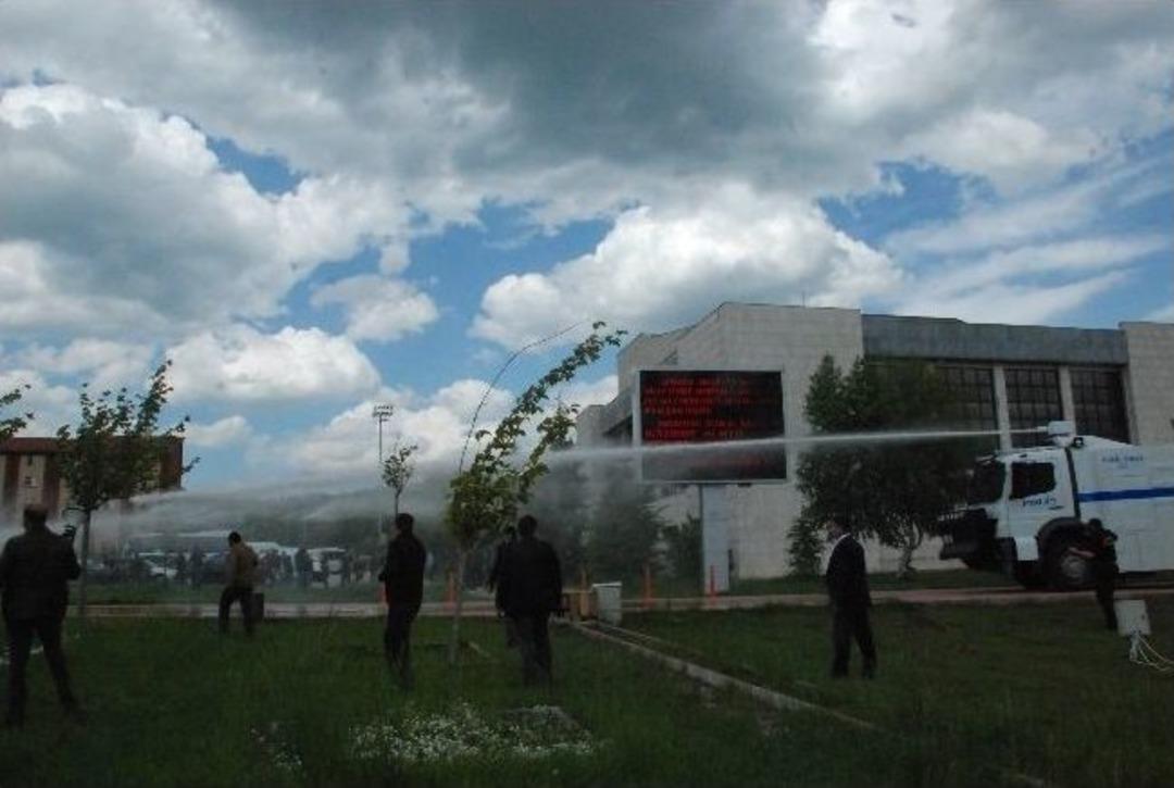 Aib&uuml;&rsquo;de &Ouml;ğrencilere Toma Ve Biber Gazlı M&uuml;dahale