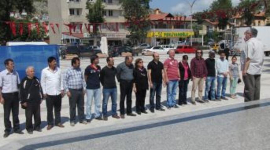 Milaslı gazetecilerden saygı duruşu