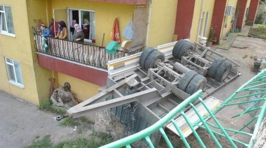 Kamyona Bağlı Karoser Koptu, Faciadan D&ouml;n&uuml;ld&uuml;