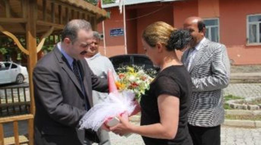 Başkan Do&ccedil;. Dr. &Ouml;zg&ouml;k&ccedil;e, K&ouml;y Ebe Ve Hemşirelerini Unutmadı