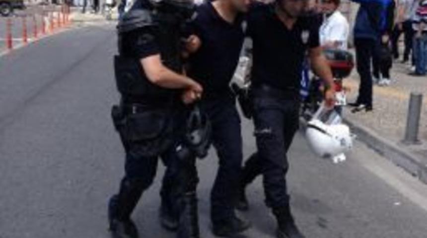 İzmir'deki Soma Eyleminde 35 G&ouml;zaltı, 2'si Polis 45 Yaralı