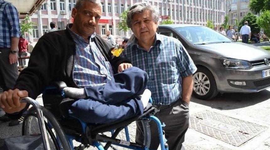 Tekerlekli Sandalyesi &Ccedil;alınan Engellinin Y&uuml;z&uuml; G&uuml;ld&uuml;