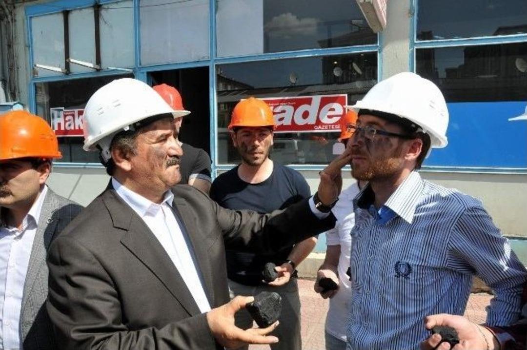 Sivaslı Gazeteciler Baret Takarak Soma&rsquo;ya Destek Verdi