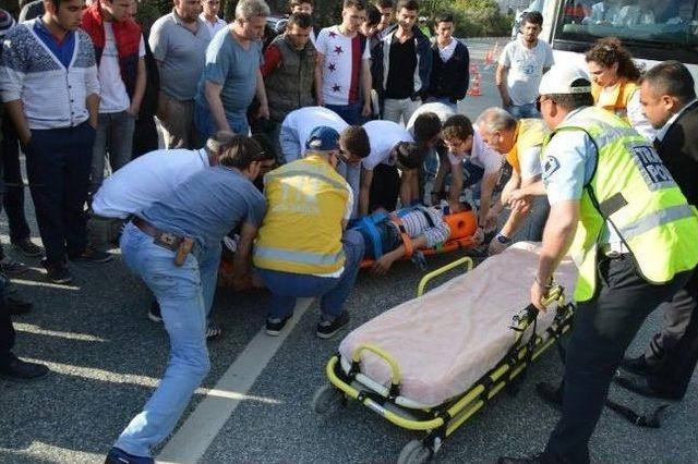 Karşıdan Karşışa Ge&ccedil;erken Otomobilin &Ccedil;arptığı Kaleci Ağır Yaralandı 2