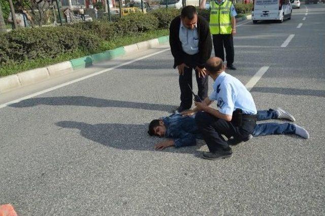 Karşıdan Karşışa Ge&ccedil;erken Otomobilin &Ccedil;arptığı Kaleci Ağır Yaralandı 3