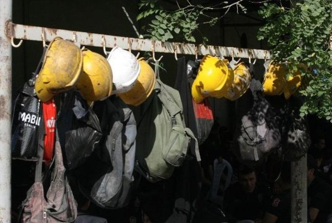 Soma&rsquo;da Madencilerin Yakınlarının Bekleyişi S&uuml;r&uuml;yor