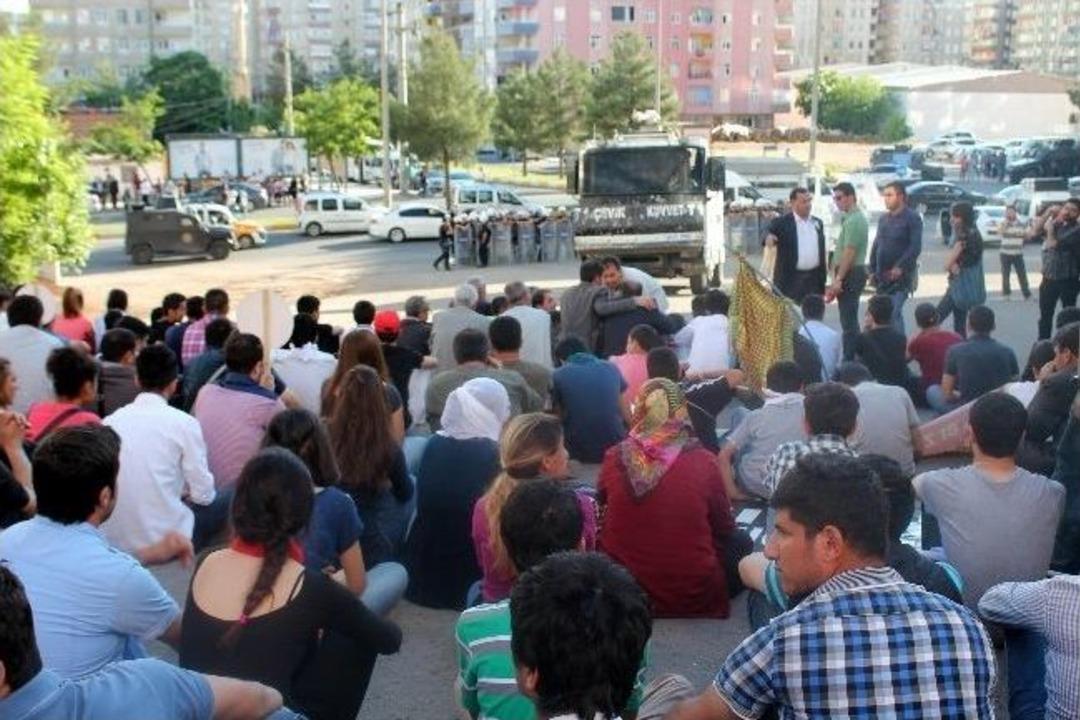 Diyarbakır&rsquo;da Soma Protestosunda Polise Taşlı Saldırı
