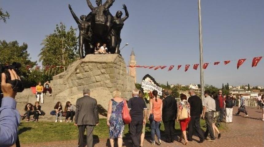 Gen&ccedil;lerden Soma İ&ccedil;in Saygı Duruşu