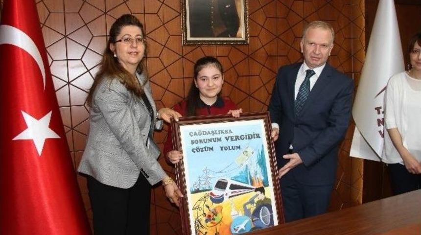 Vergi Haftası Dolayısıyla D&uuml;zenlenen Afiş Yarışmasında Dereceye Giren &Ouml;ğrenciler &Ouml;d&uuml;llendirildi