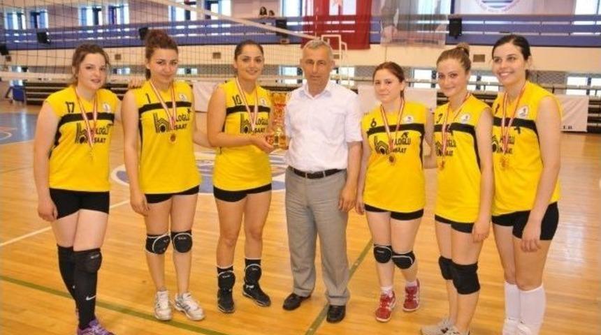 Bayanlar Voleybol Turnuvasında Kupayı Eğitim Fak&uuml;ltesi Aldı