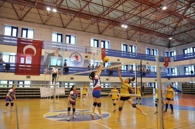 Bayanlar Voleybol Turnuvasında Kupayı Eğitim Fakültesi Aldı