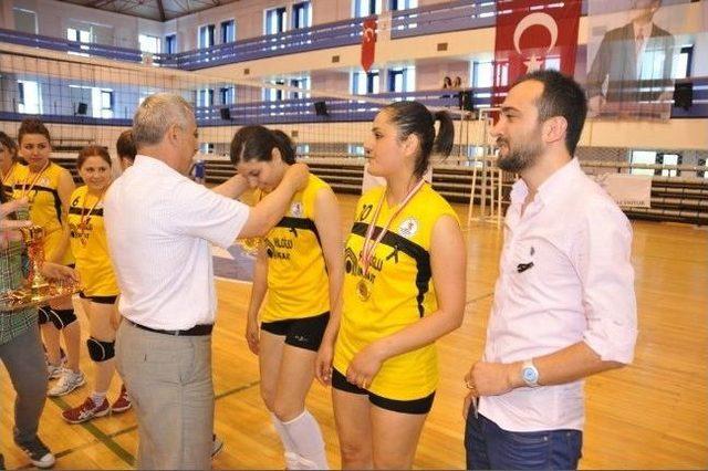 Bayanlar Voleybol Turnuvasında Kupayı Eğitim Fakültesi Aldı