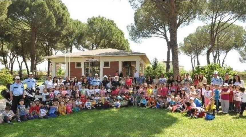 Nazillili &Ccedil;ocuklar B&uuml;y&uuml;klerini Trafikte Uyaracak