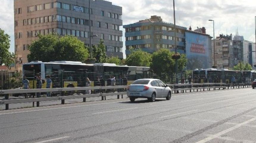 Metrob&uuml;s Arızalanınca, Yolcular Y&uuml;r&uuml;mek Zorunda Kaldı