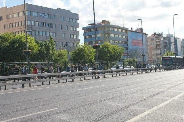 Metrobüs Arızalanınca, Yolcular Yürümek Zorunda Kaldı