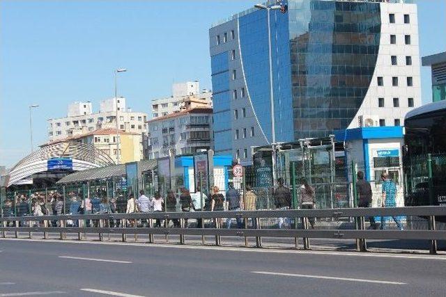 Metrobüs Arızalanınca, Yolcular Yürümek Zorunda Kaldı