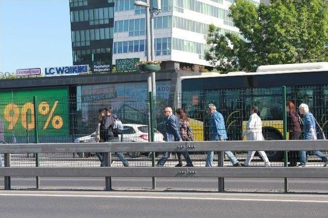 Metrobüs Arızalanınca, Yolcular Yürümek Zorunda Kaldı