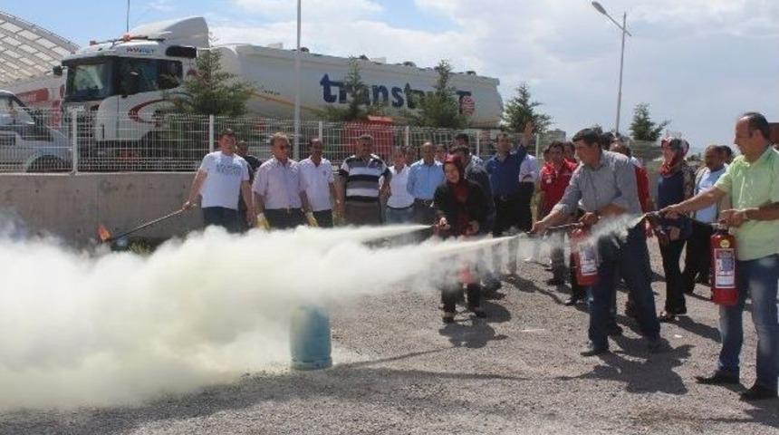 Kayseri Şeker Tarafından Panpet Petrol A.ş. &Ccedil;alışanlarına Ve Tır S&uuml;r&uuml;c&uuml;lerine İş Sağlığı Ve G&uuml;venliği Eğitimi Ve Acil Durum Tatbikatı D&uuml;zenlendi
