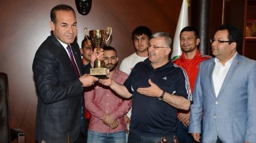 Kupayı Alıp H&uuml;seyin S&ouml;zl&uuml;&rsquo;ye Verdiler