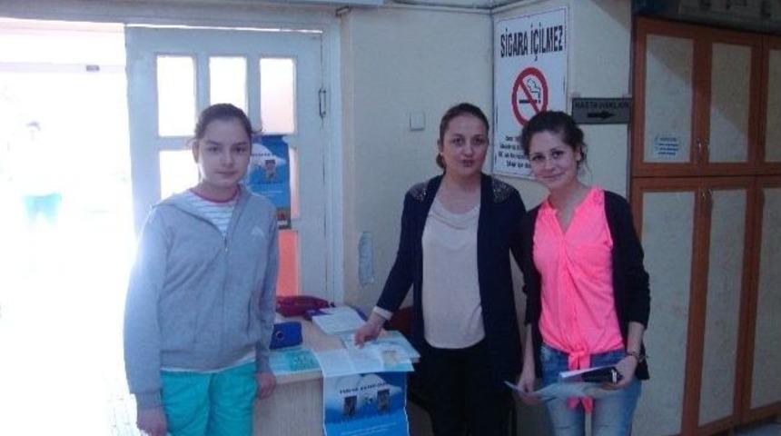 Lapseki Devlet Hastanesinde Gen&ccedil;lere Sağlık Standı A&ccedil;ıldı