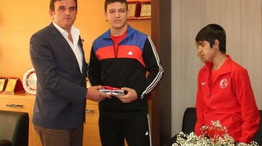 Başkan G&ouml;kce, Şampiyon G&uuml;reş&ccedil;ileri Kabul Etti