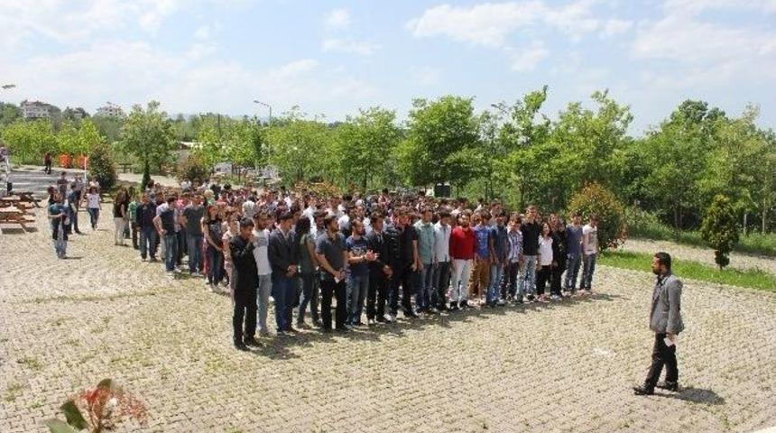 D&uuml;zce &Uuml;niversitesi Ak&ccedil;akoca Yerleşkesi &Ouml;ğrencileri Yasta