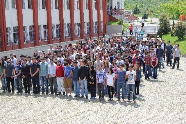 D&uuml;zce &Uuml;niversitesi Ak&ccedil;akoca Yerleşkesi &Ouml;ğrencileri Yasta 1