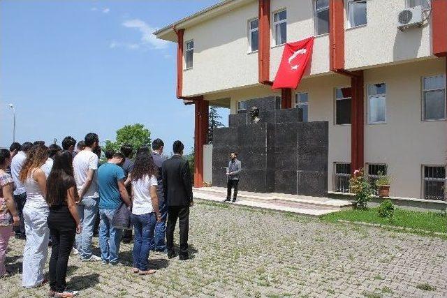 D&uuml;zce &Uuml;niversitesi Ak&ccedil;akoca Yerleşkesi &Ouml;ğrencileri Yasta 2