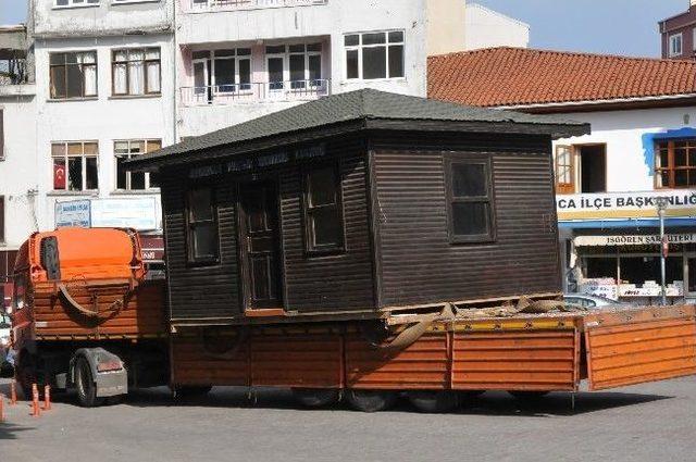 Akçakoca Turizm Derneği Binası Vinçle Taşınarak Yeni Yerine Kondu