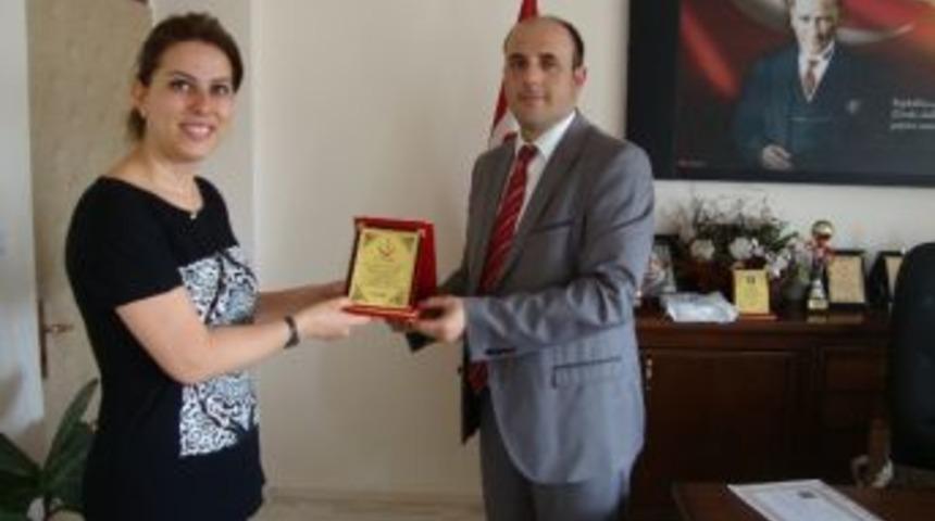 Nevşehir&rsquo;de Yılın Hekimine Sağlık İl M&uuml;d&uuml;r&uuml; &Uuml;nl&uuml;bay&rsquo;dan Plaket