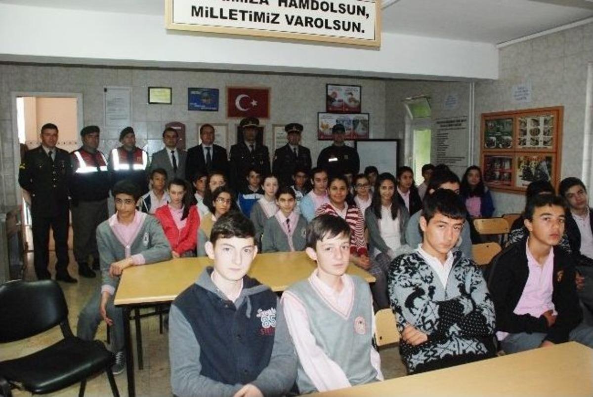 Jandarmaya &Ouml;ğrenci Baskını