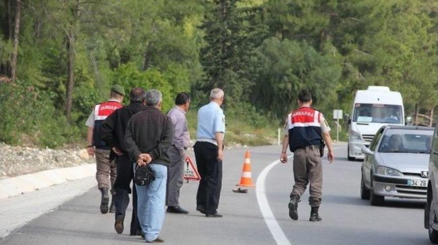 Servis Otob&uuml;s&uuml;n&uuml;n &Ccedil;arptığı Adam &Ouml;ld&uuml;