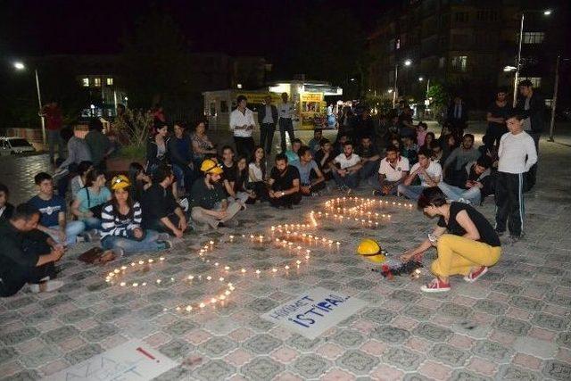 Üniversite Öğrencileri 'soma' İçin Yas Tuttu