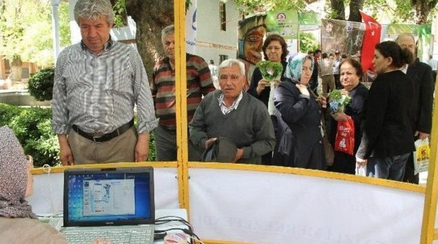 Merkezefendi Tıp G&uuml;nleri&rsquo;nde Vatandaşlara Fesleğen Dağıtıldı
