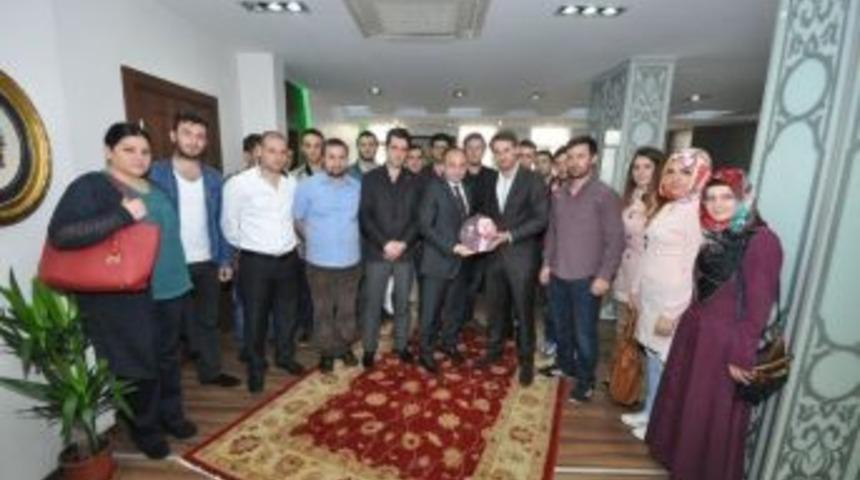 Başkan &Uuml;z&uuml;lmez, Gen&ccedil;lere Başarı Diledi