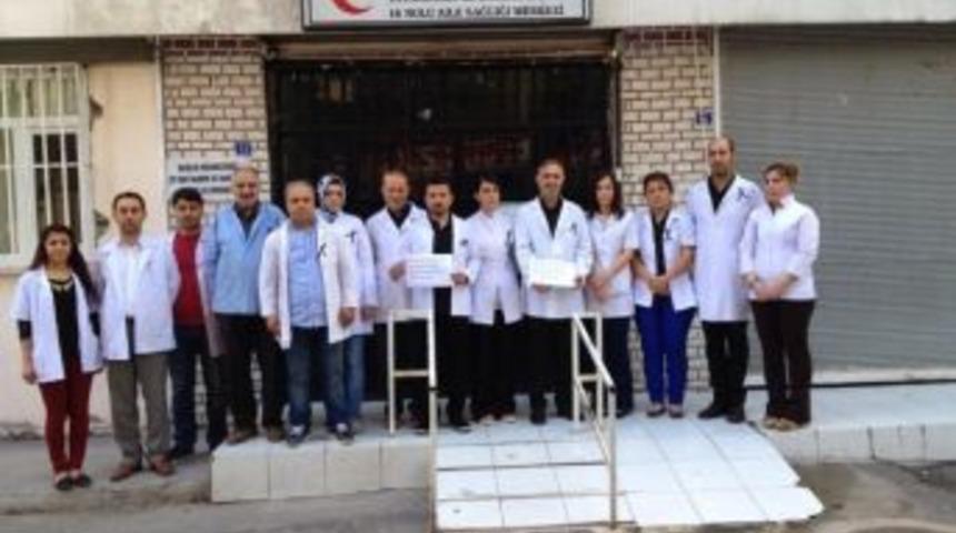 Sağlık &Ccedil;alışanlarından 1 Dakikalık Saygı Duruşu