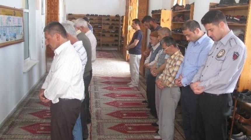 Soma&rsquo;daki Madenciler İ&ccedil;in Gıyabi Cenaze Namazı Kılındı