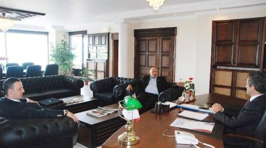 Kızılay'dan Be&uuml; Rekt&ouml;r&uuml; &Ouml;zer&rsquo;e Teşekk&uuml;r Ziyareti