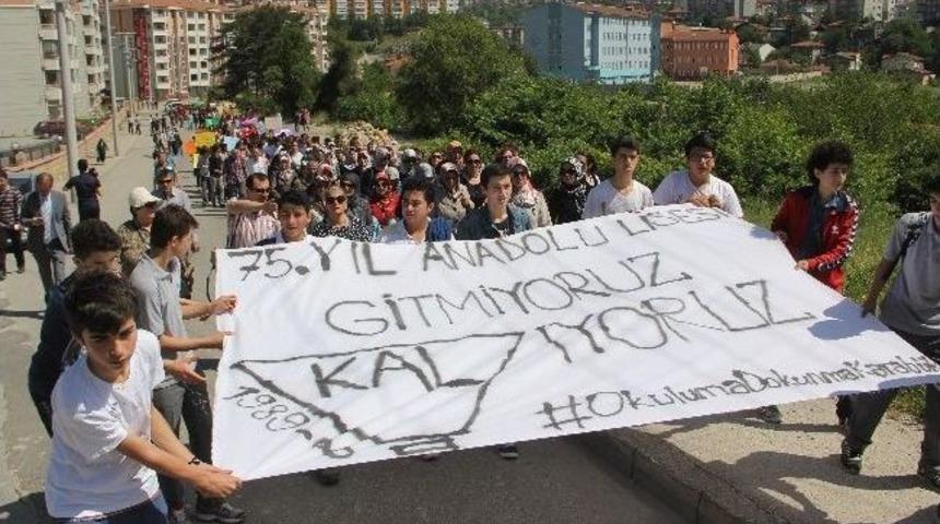 &Ouml;ğrenci Ve Velilerden İmam Hatip Protestosu S&uuml;r&uuml;yor