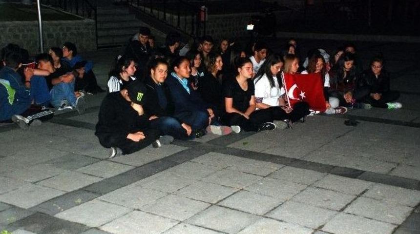 Lise &Ouml;ğrencilerinden Sessiz Eylem