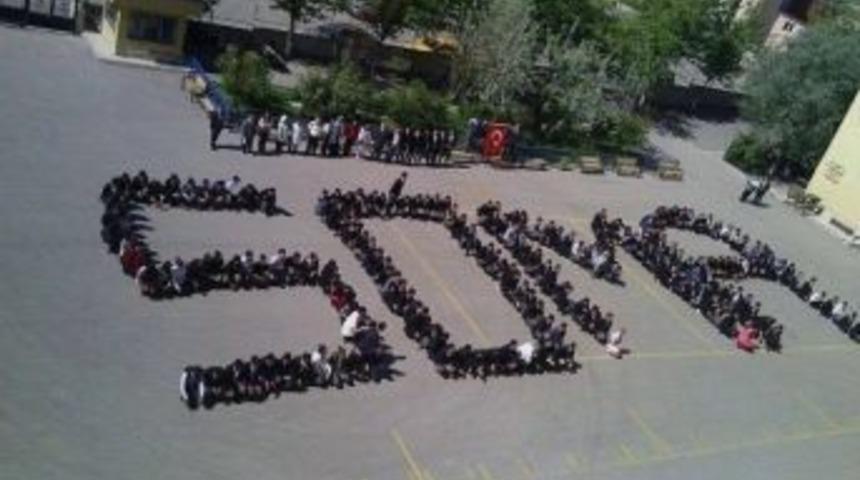 &Ouml;ğrenciler Bedenleriyle &lsquo;soma&rsquo;yazarak Acıya Ortak Oldu