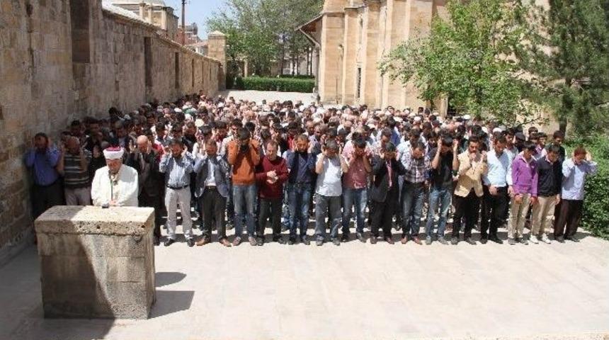 Soma&rsquo;da Hayatı Kaybeden Maden İş&ccedil;ileri İ&ccedil;in Gıyabi Cenaze Namazı Kılındı