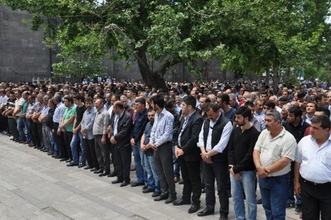 Soma Faciasında Hayatlarını Kaybeden İş&ccedil;iler İ&ccedil;in Gıyabi Cenaze Namazı