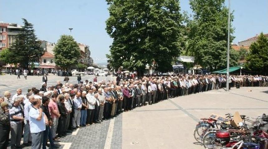 D&uuml;zce&rsquo;de Soma&rsquo;da Hayatı Kaybeden Maden İş&ccedil;ileri İ&ccedil;in Gıyabi Cenaze Namazı Kılındı