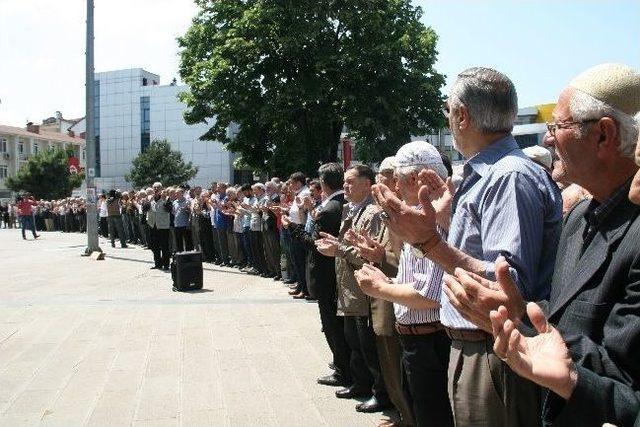 Düzce’de Soma’da Hayatı Kaybeden Maden İşçileri İçin Gıyabi Cenaze Namazı Kılındı