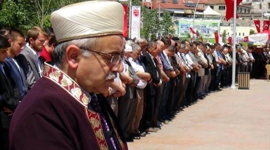 Soma&rsquo;da &Ouml;len İş&ccedil;iler İ&ccedil;in 2 Bin Kişi Gıyabi Cenaze Namazı Kıldı