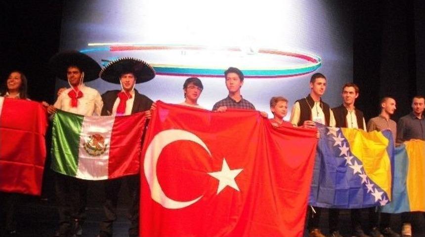 Nil&uuml;ferli &Ouml;ğrenciler, Robotik Sandalye Ve Deri Kanseri Teşhisiyle D&uuml;nya İkincisi Oldu