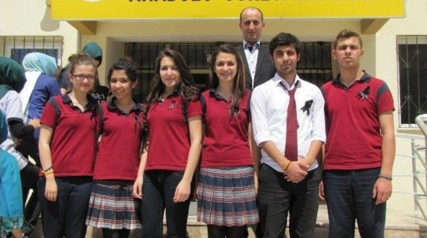 &Ouml;ğrenciler Soma Faciası İ&ccedil;in Siyah Kurdele Taktı